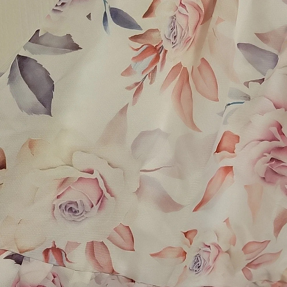 Adorable Dreas, size small, perfect for Spring! - Picture 2 of 5